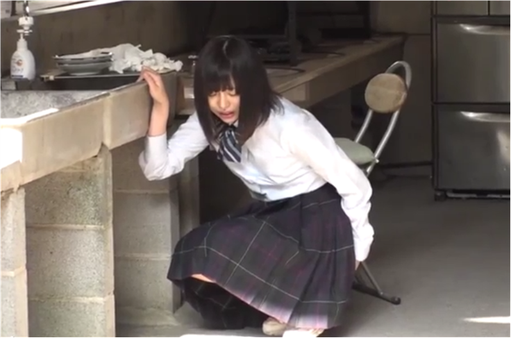 【女子高生】腹痛に耐えるJKが我慢出来ず野外でウンコお漏らし